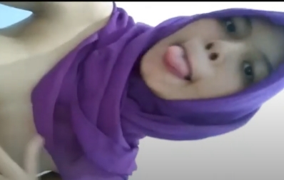 Video Viral Abg Jilbab Ungu Remes T0k3t sama M3m3k di rekam dan disebar Top Global